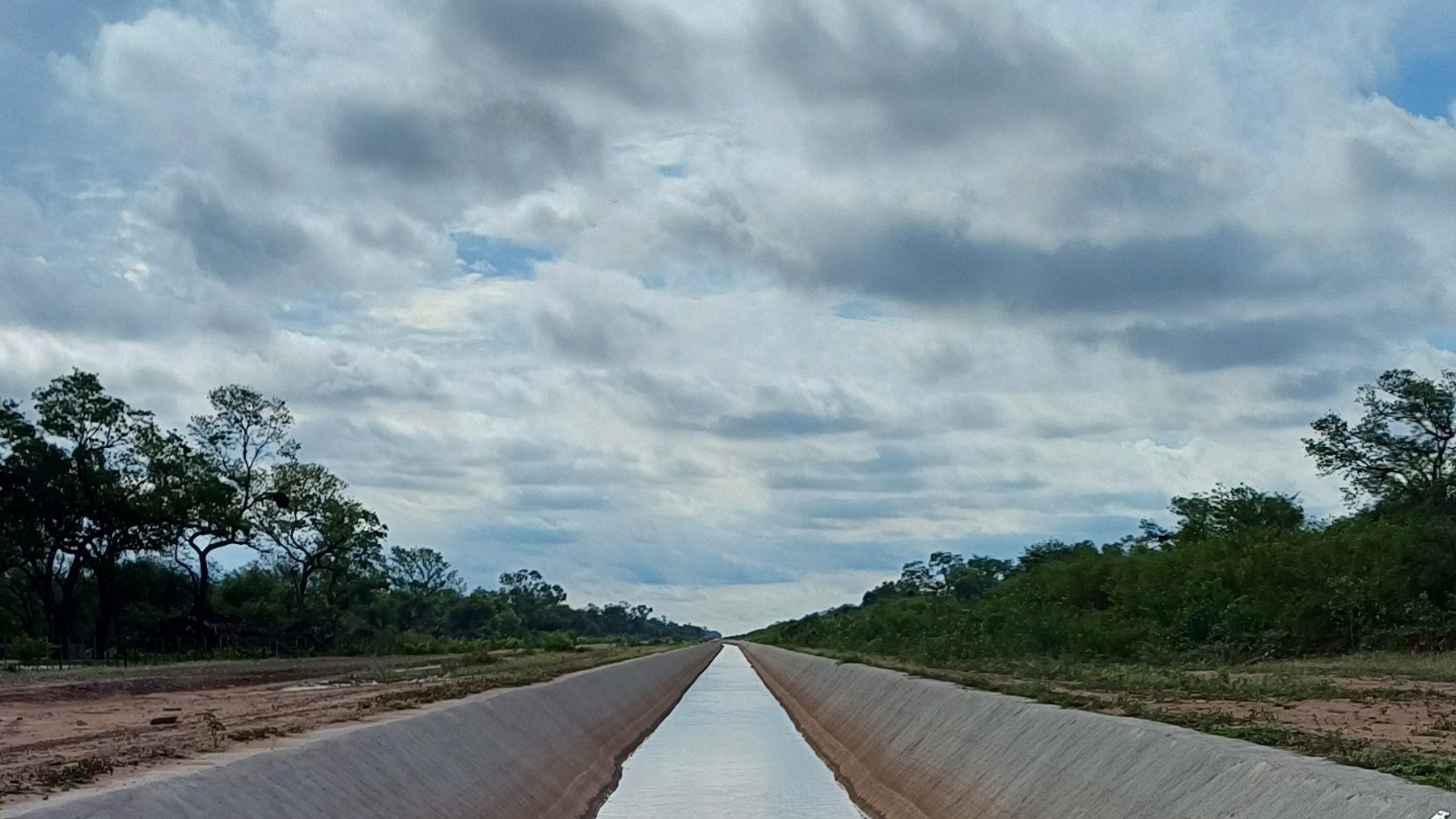El Canal de la Patria atravesando el monte chaqueño